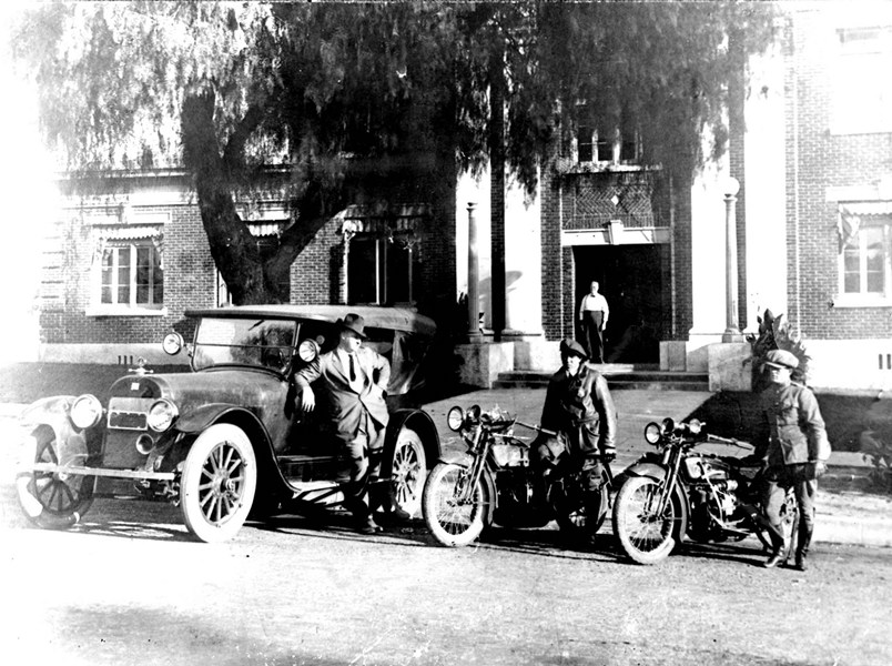 1930s_Car_and_two_Motors